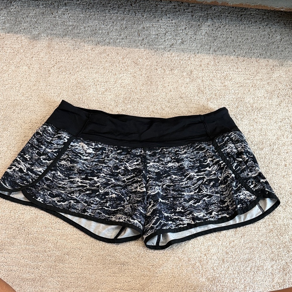 Lululemon run times Black & White Printed Women's Athletic Shorts size 10